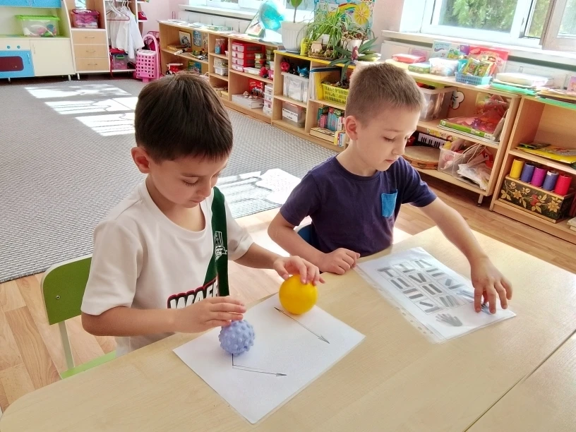 Сегодня День забавных игр, и ребята подготовительной группы провели его весело и с поль...