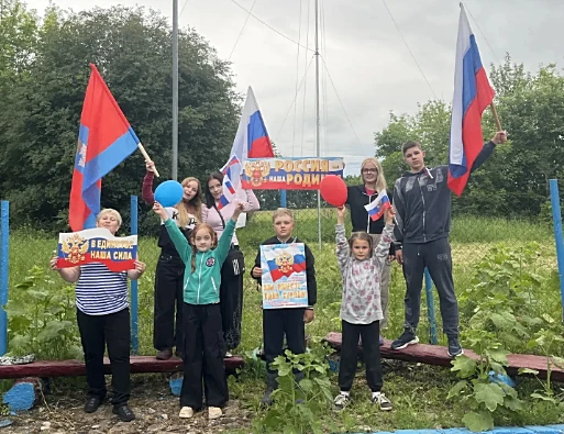 Патриотическая акция «Под флагом России» в Дементьевском ЦД
 
В честь Дня России на базе волонтёрско