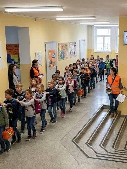 ❗️В тюменских школах не планируется эвакуация учащихся при угрозе ракетного нападения 🚫🚀