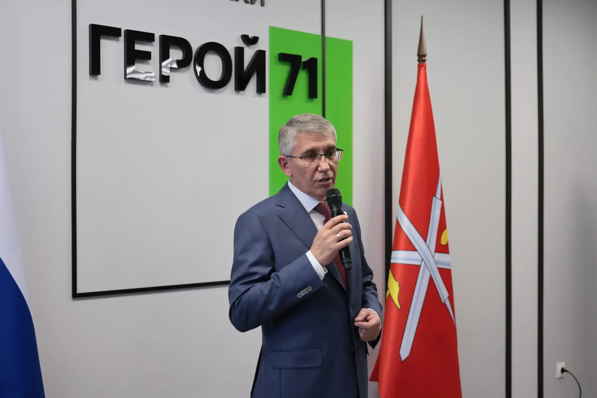Губернатор Дмитрий Миляев передал автомобили Центру «Герой 71»

Шесть новых служебных машин для отде