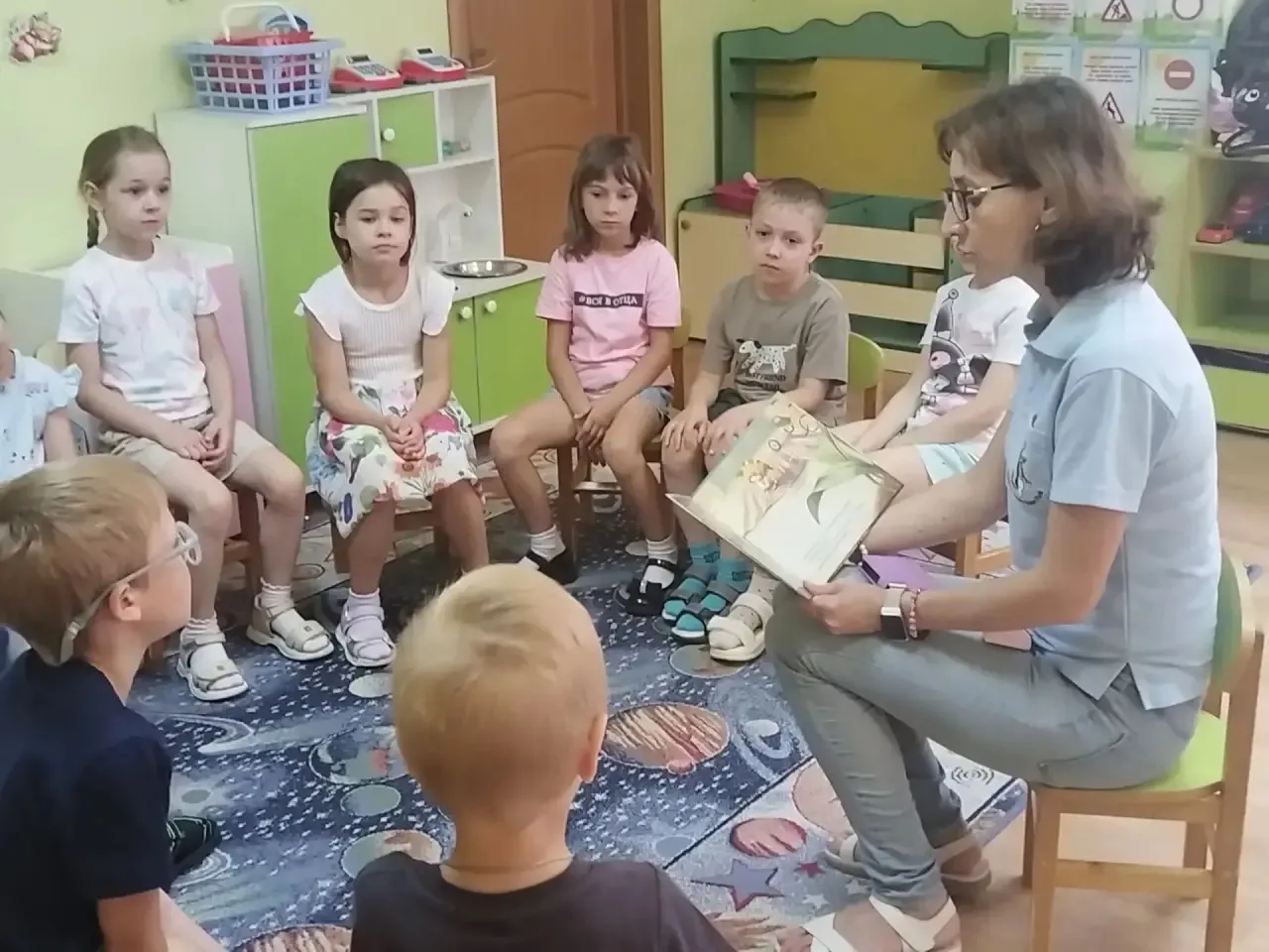 Старшую группу "Солнышко" дошкольного отделения посетила библиотекарь Маргарита Васильевна. Она позн