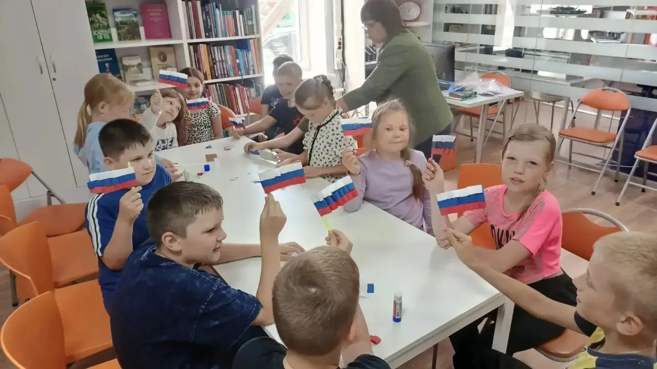 Девятый день нашего пришкольного лагеря: «Россия — мой дом»! ☔️🇷🇺

Утро выдалось  пасмурным и дожд