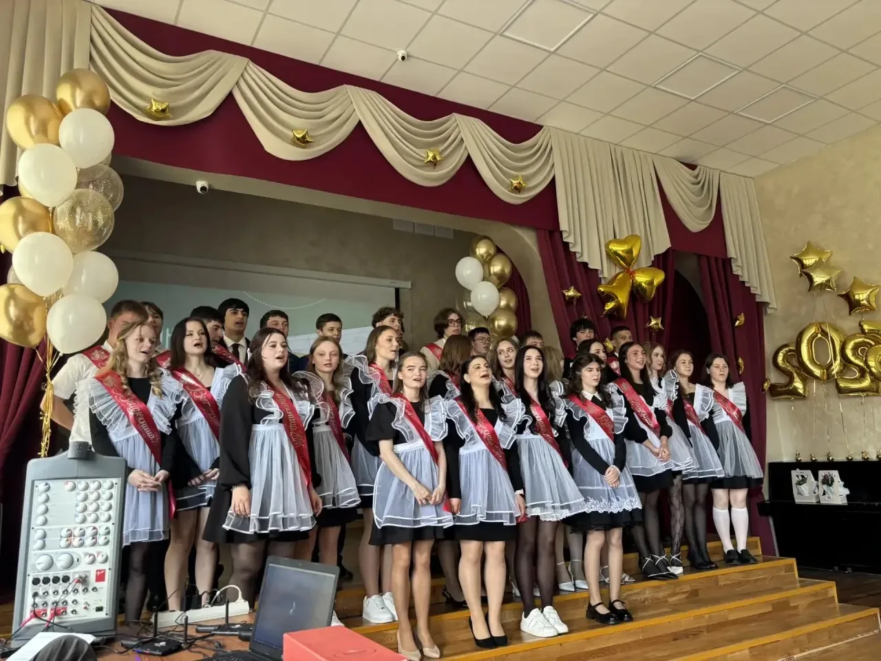 🎓 Последний звонок — наша гордость!

26 мая в нашей школе прошёл самый трогательный последний звоно