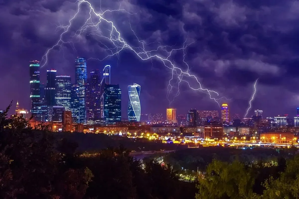 ⛈️ Грозовой фронт надвигается на Москву и Подмосковье: ливни и шквалистый ветер накроют столицу этой