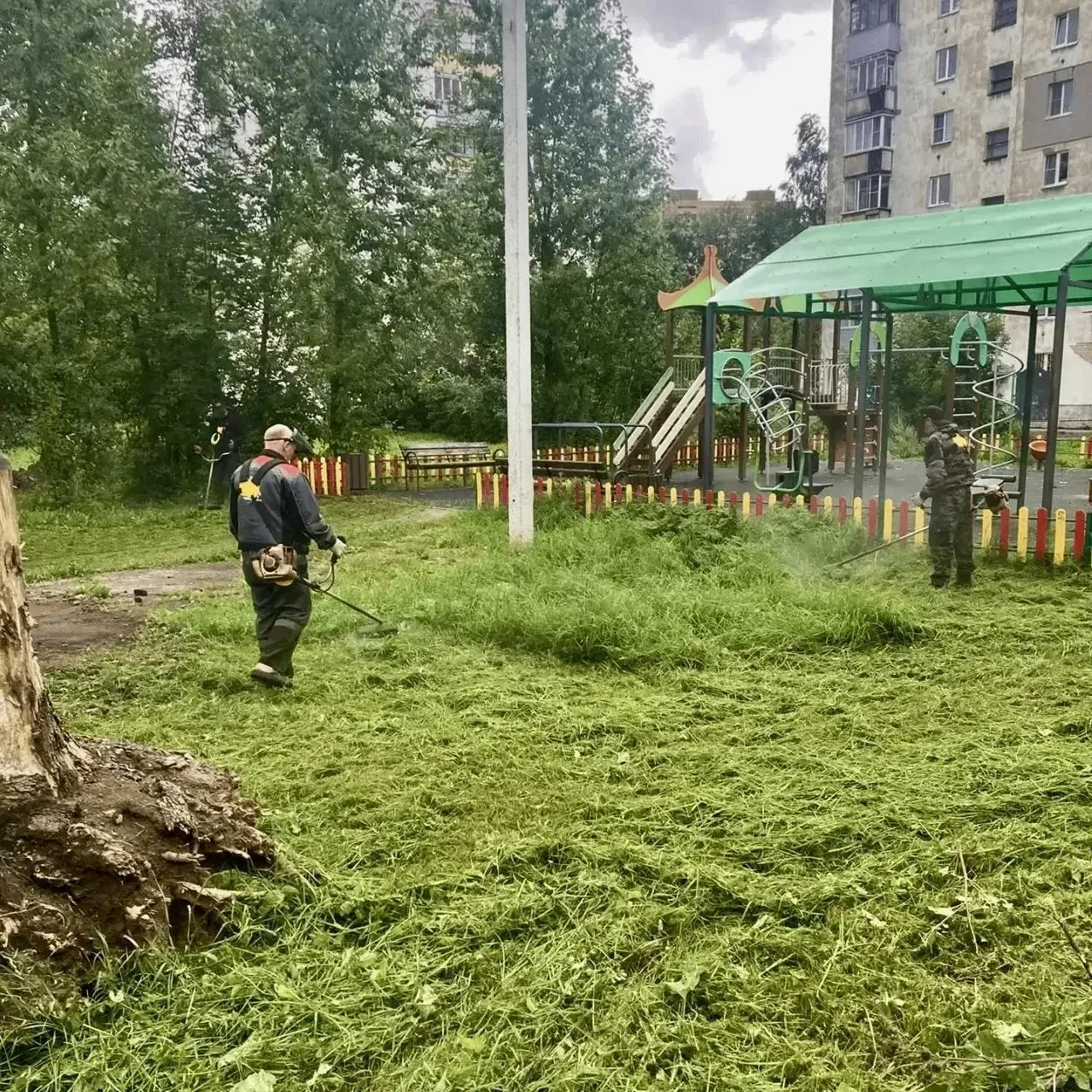 По обращению жителей привели в порядок территорию на улице Чкалова