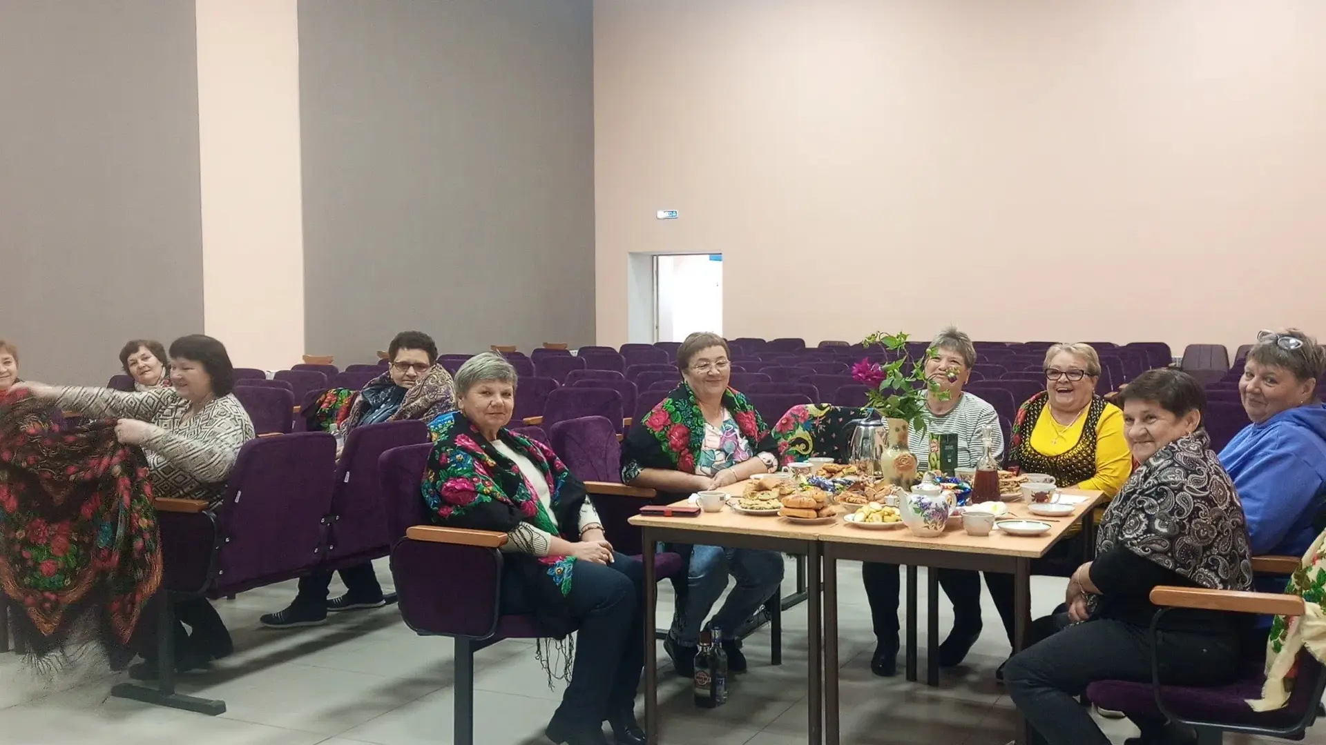 "На завалена, в светелке,  иль на бревнышках каких.Собирали посиделки пожилых и молодых...