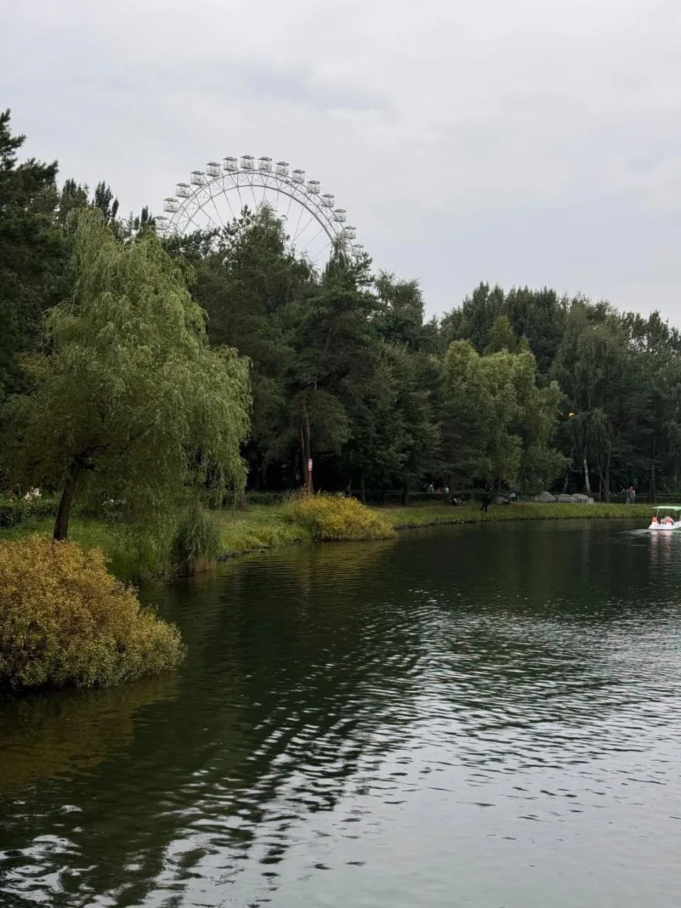 Измайловский парк в последние дни августа.