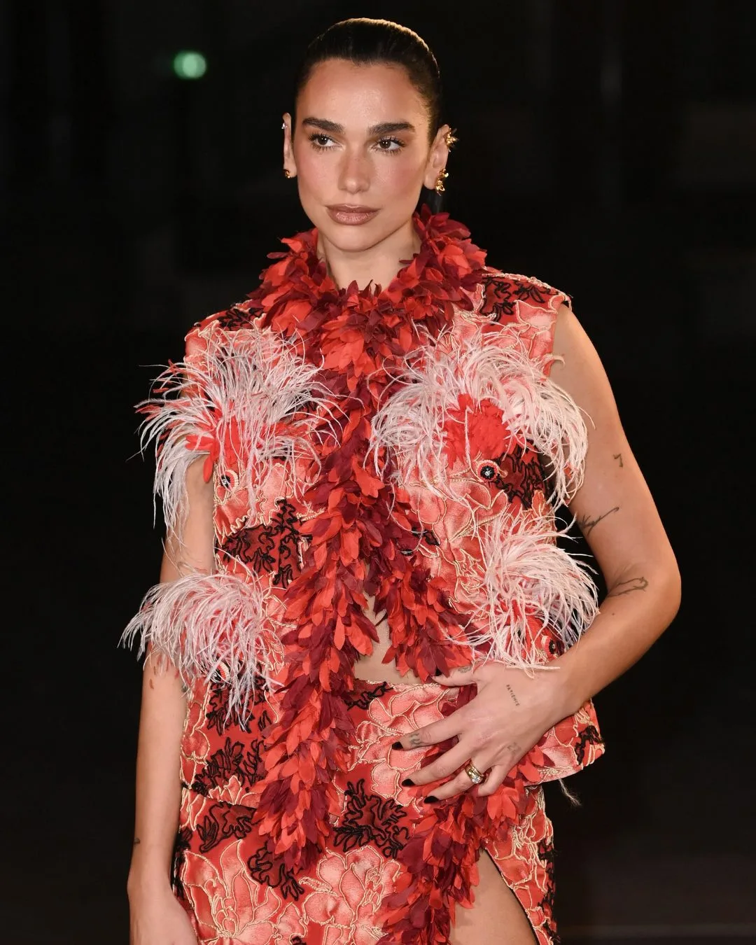 Если чудо в перьях, то только такое: красотка Дуа Липа на показе Chanel ss’27❤