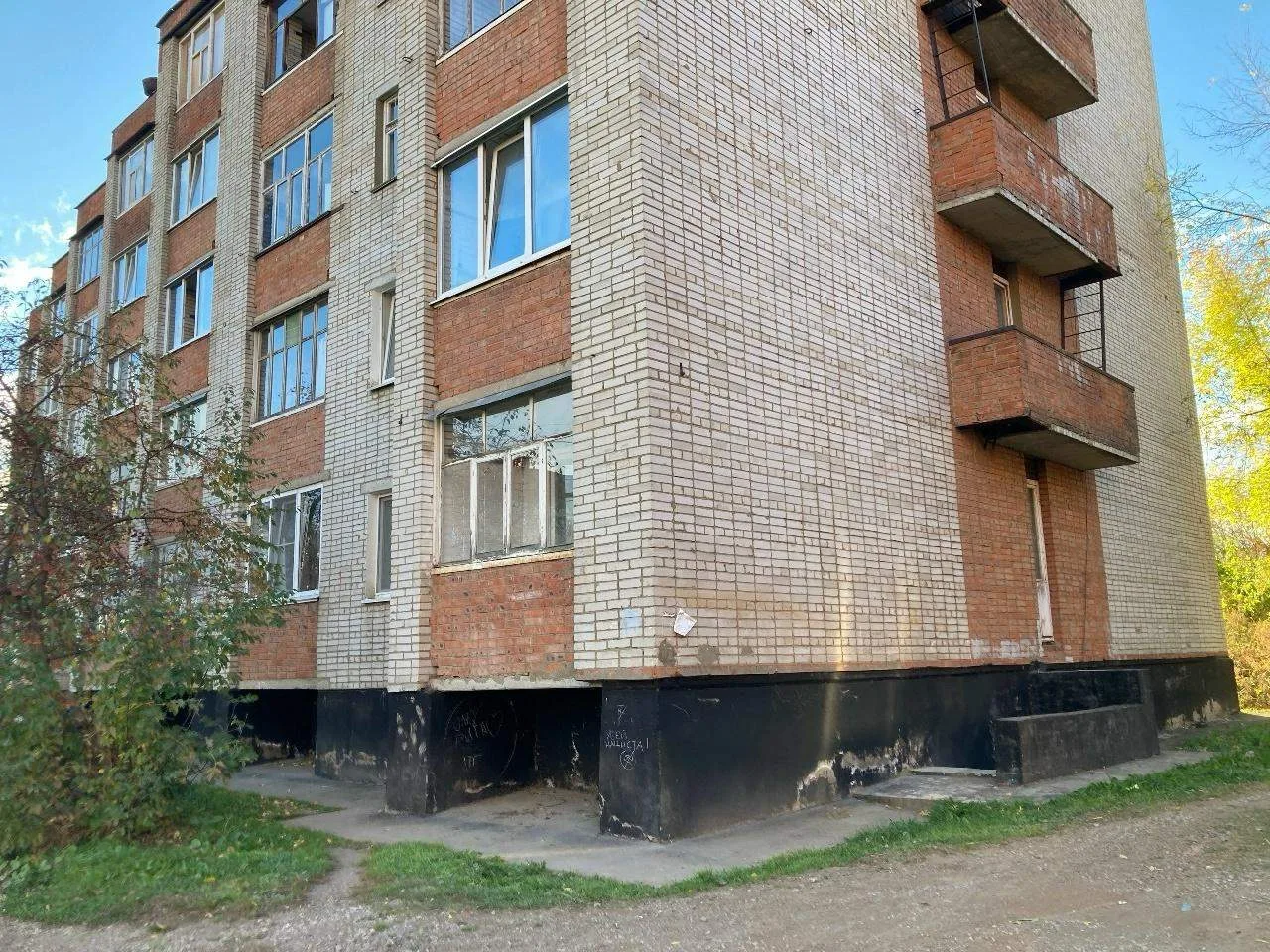 🚨 В Глазове жильцы дома на Кирова несколько дней ждут решения проблемы с канализацией
