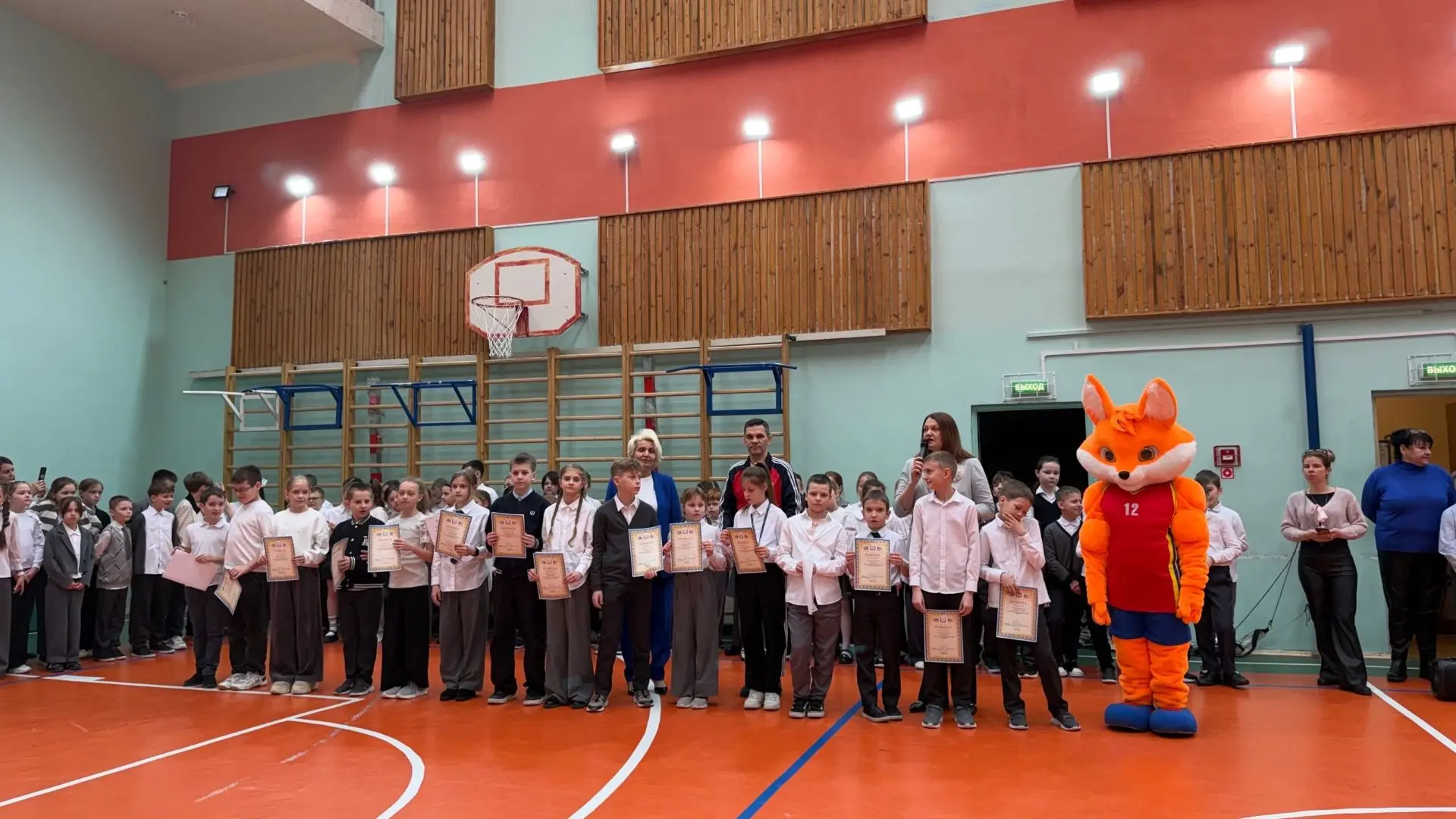 🇷🇺 Утро понедельника начинается с важного! ✨ Новая учебная неделя в нашей школе стартовала традицион
