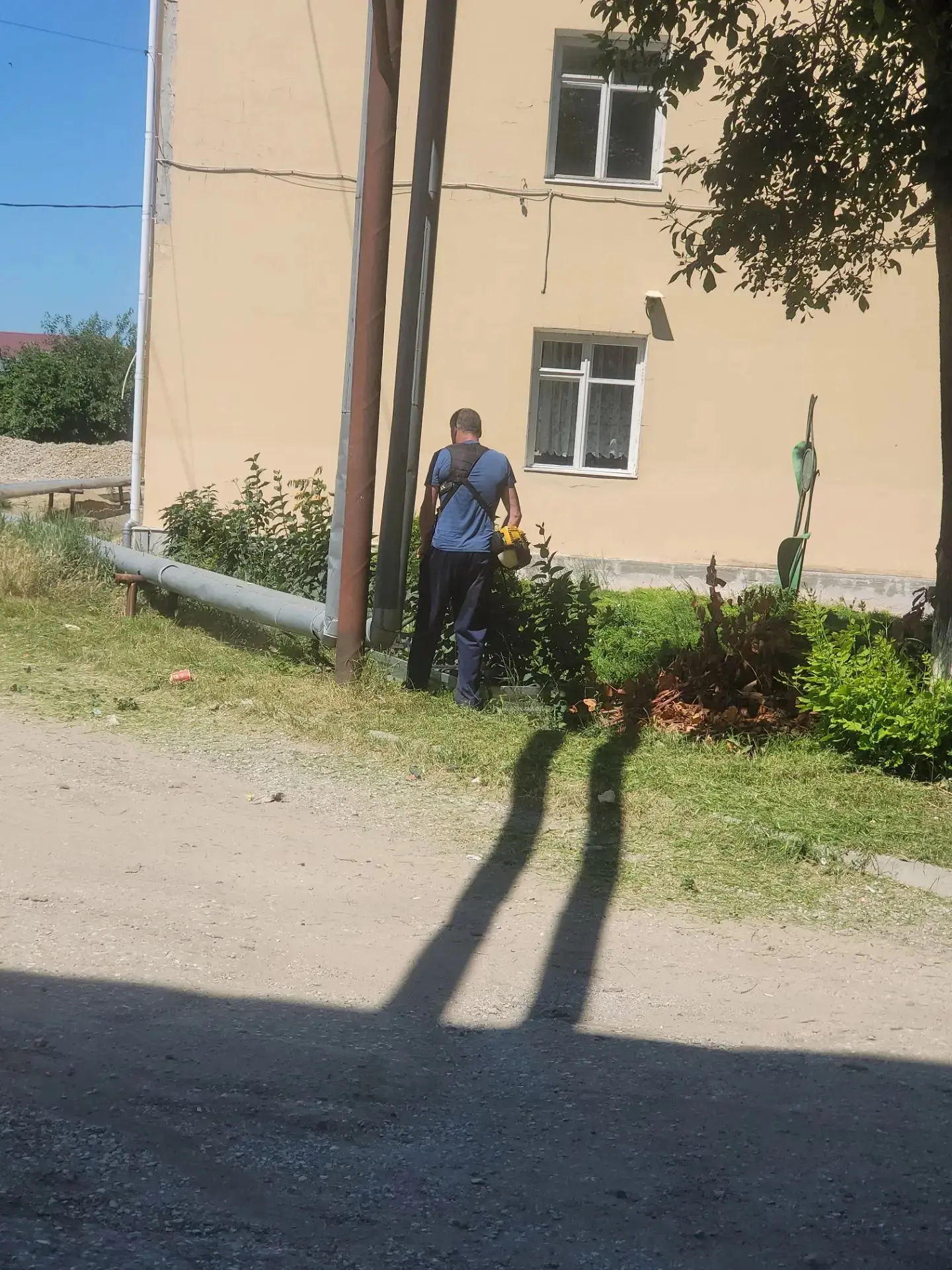 На территории Черноморского городского поселения по ул. Дзержинского продолжается покос сорной расти