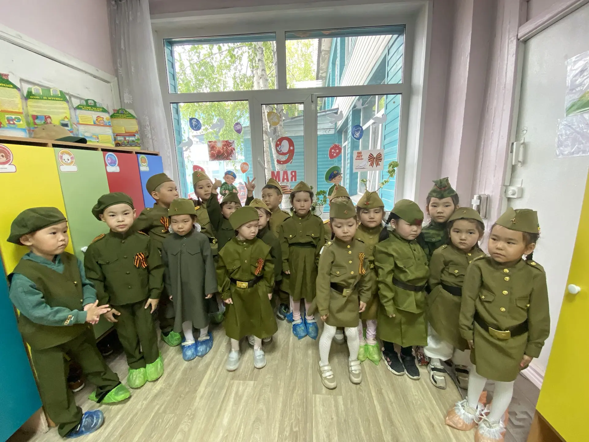Мы участвуем в акции «Окна Победы»! Украсили окна группы символами мира, памяти и благо...