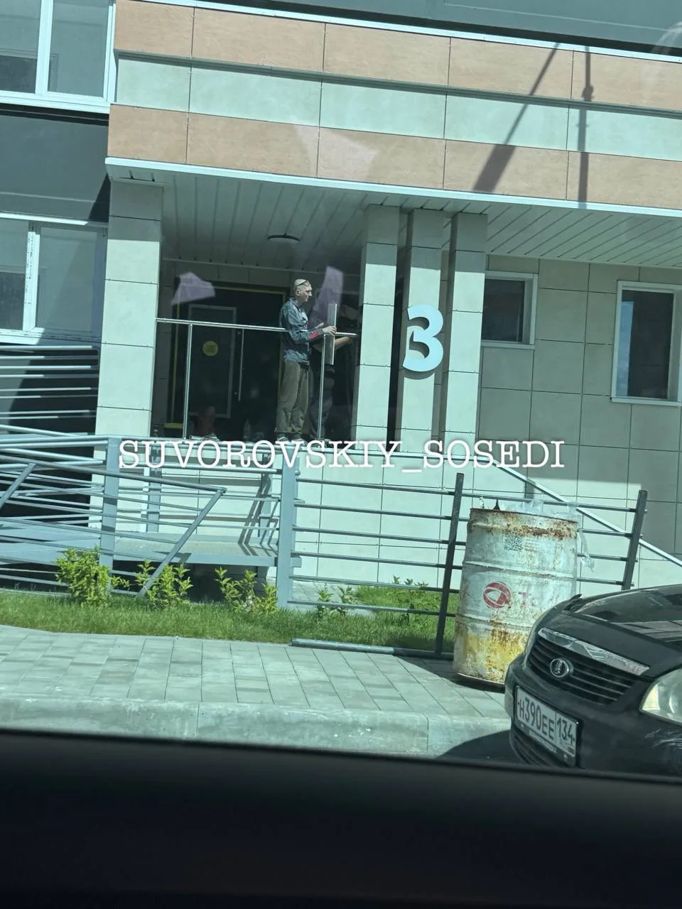 Соседи, а вам нравятся новые входные группы в новом Суворовском?

Суворовский соседи в max