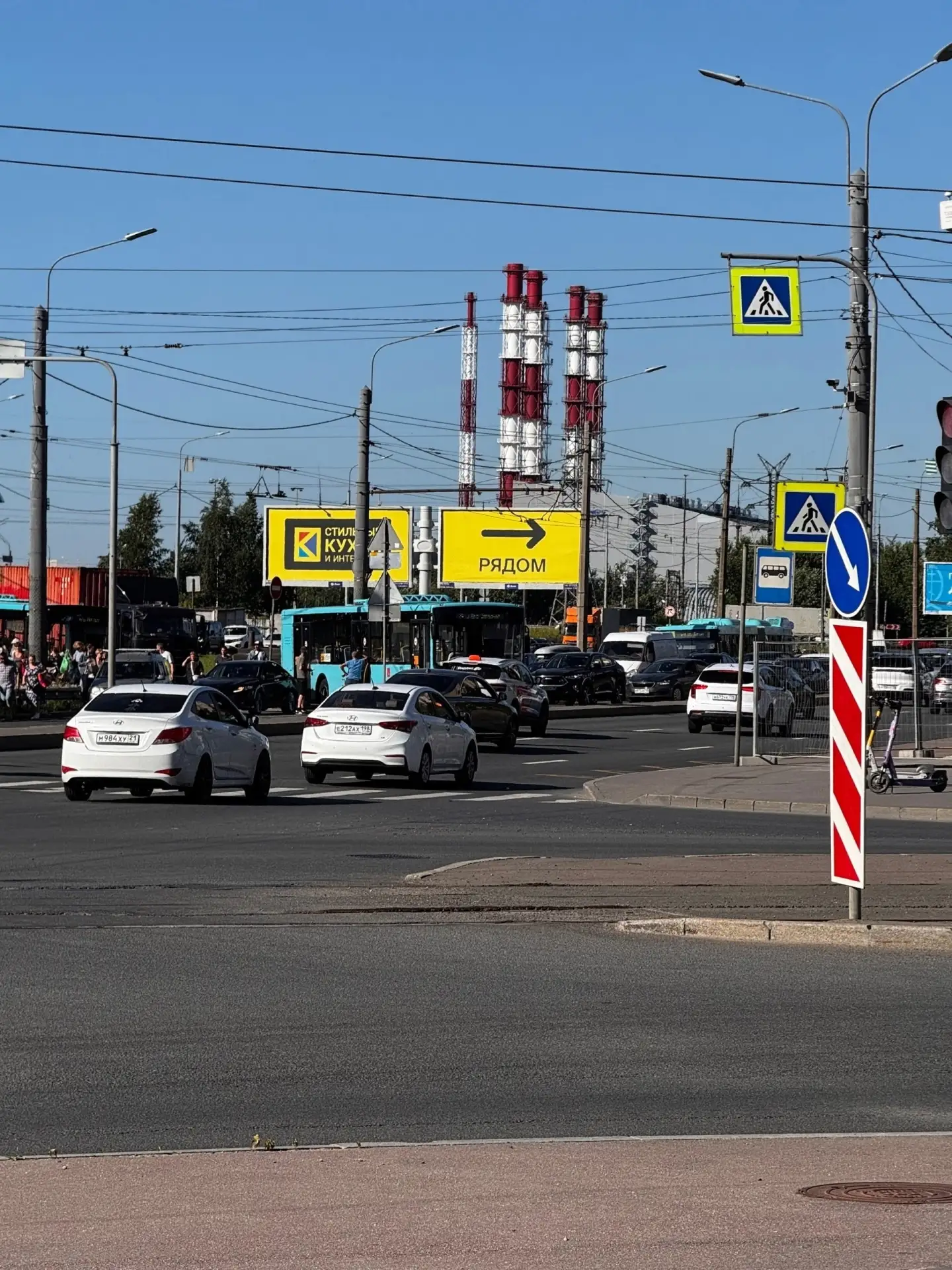ДТП на съезде с моста маршала Жукова у метро юго-западная, все полосы перекрыты автобус...