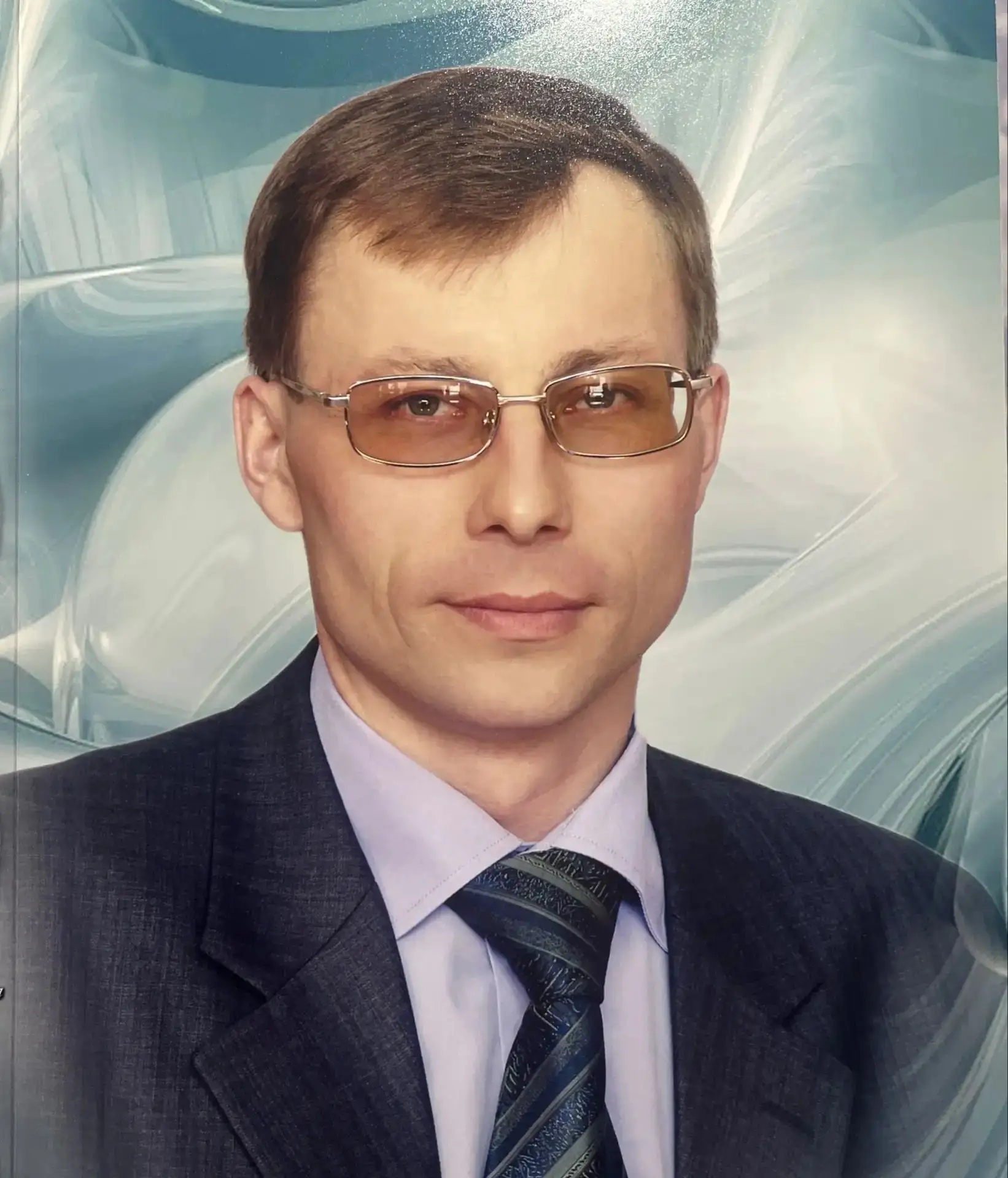 Сезгә үземнең яраткан укытучым турында сөйлим. Шакиров Рәдис Наил улы 1973  елның 28 ав...