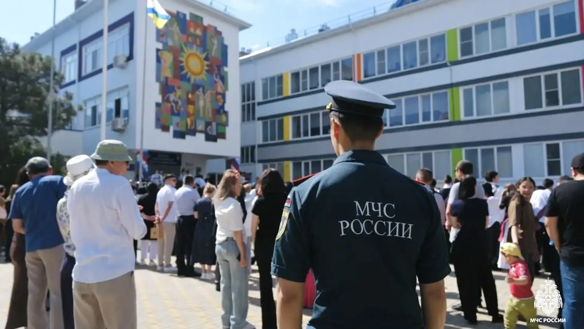 🎊Безопасный «Последний звонок»: сотрудники МЧС России обеспечивают пожарную безопасность на торжеств