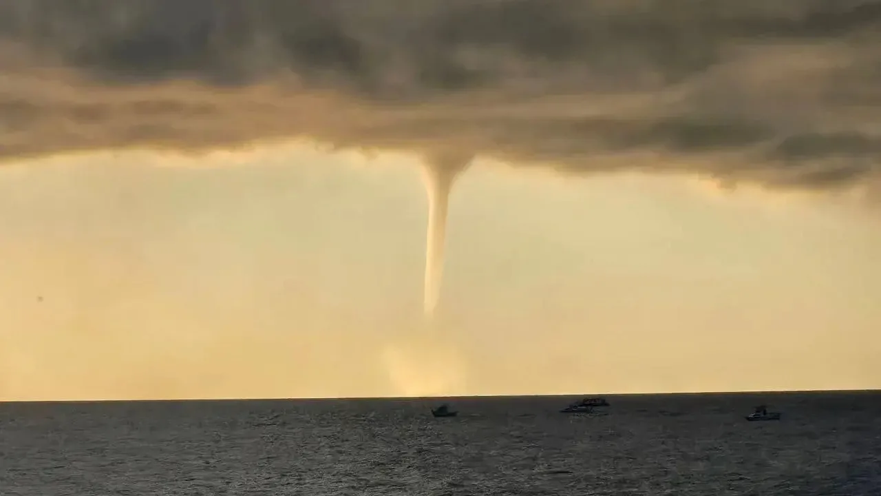 🌪 Вот такой смерч кружил сегодня в Лазаревском.