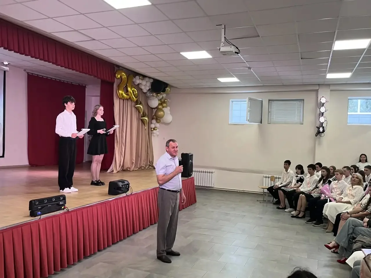 🔔 Полет навстречу мечте: Последний звонок для девятых классов!  Сегодня в стенах нашей школы прозвуч