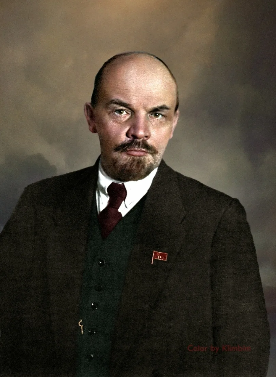 «Либерaльнaя буржуaзия, одной рукой дaвaя реформы, другoй pукoй вceгдa oтбиpaeт их нaзaд, cвoдит их 