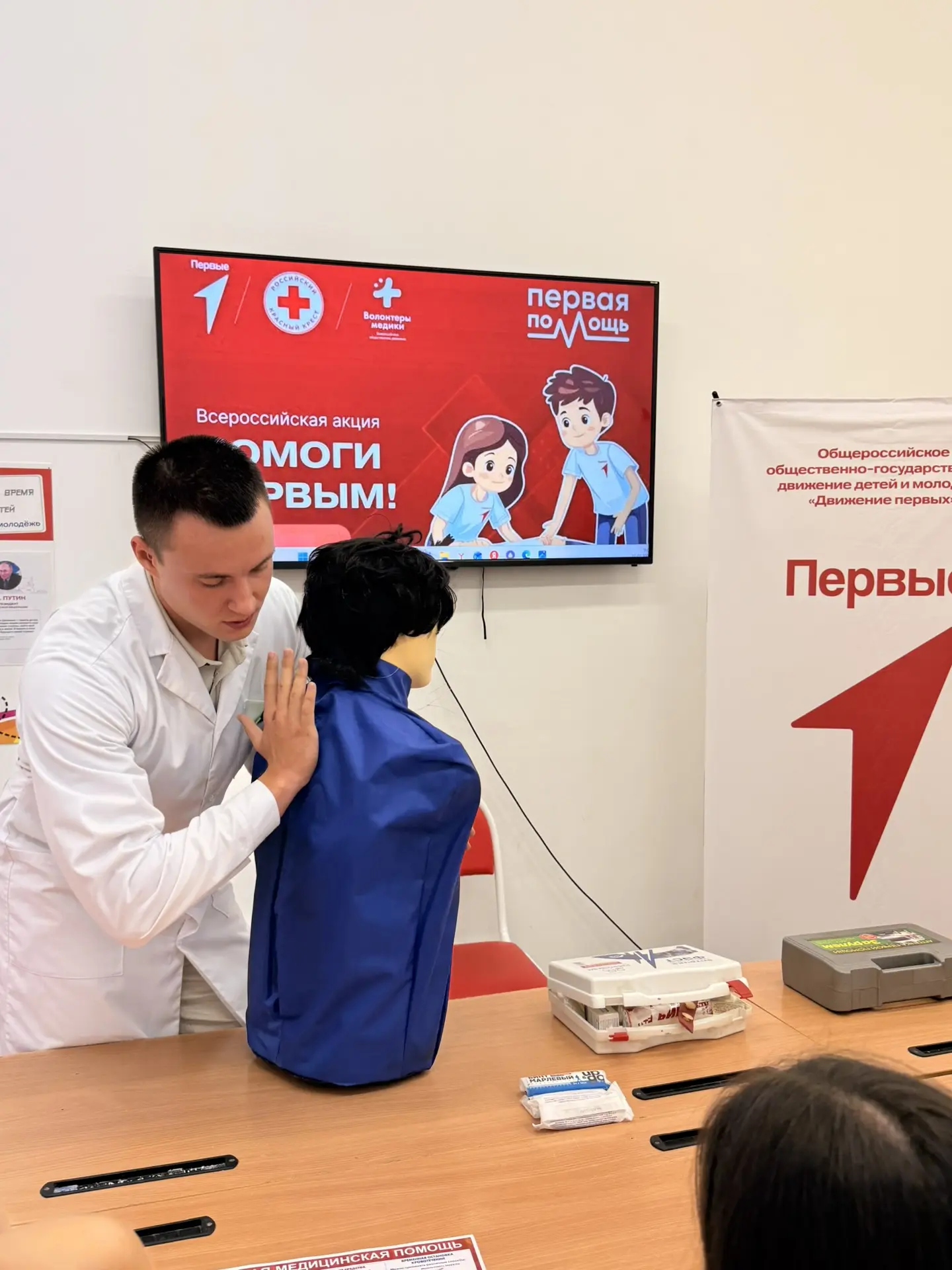 ДЕВЯТЫЙ ДЕНЬ ПРОФИЛЬНОЙ ВОЛОНТЕРСКОЙ СМЕНЫ «ПЕРВЫЕ: ПО ЗОВУ СЕРДЦА»

Сегодня ребята, активисты перви