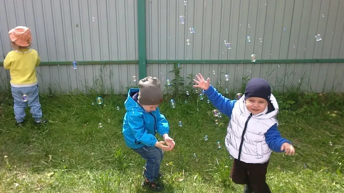 ☀️☀️☀️
Раздаётся визг и смех,
Привлекает это всех!
На прогулке детский сад,
Прыгать, бегать каждый р