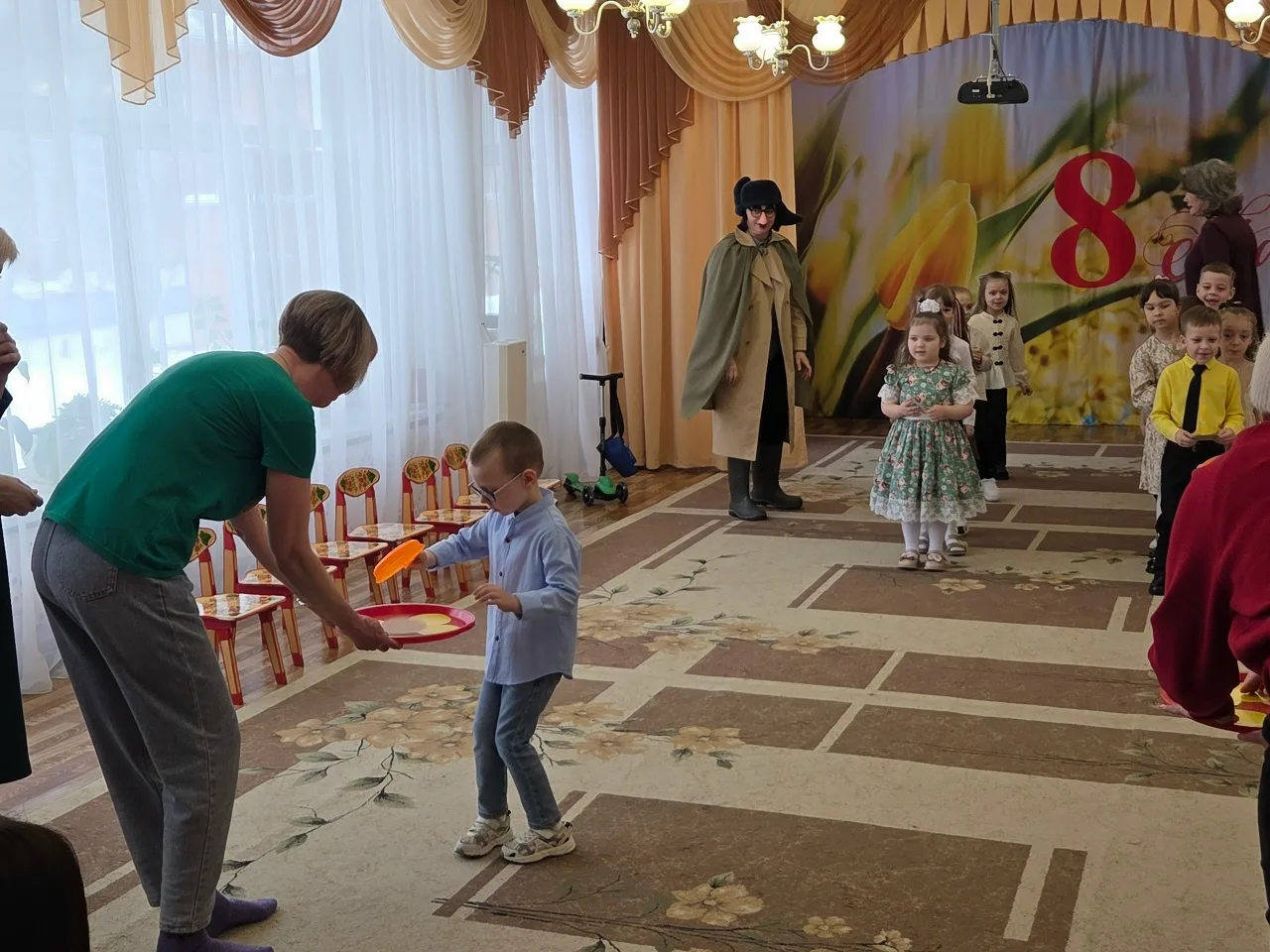 В гости к дошколятам приходил Печкин, чтобы найти «самую-самую» маму.