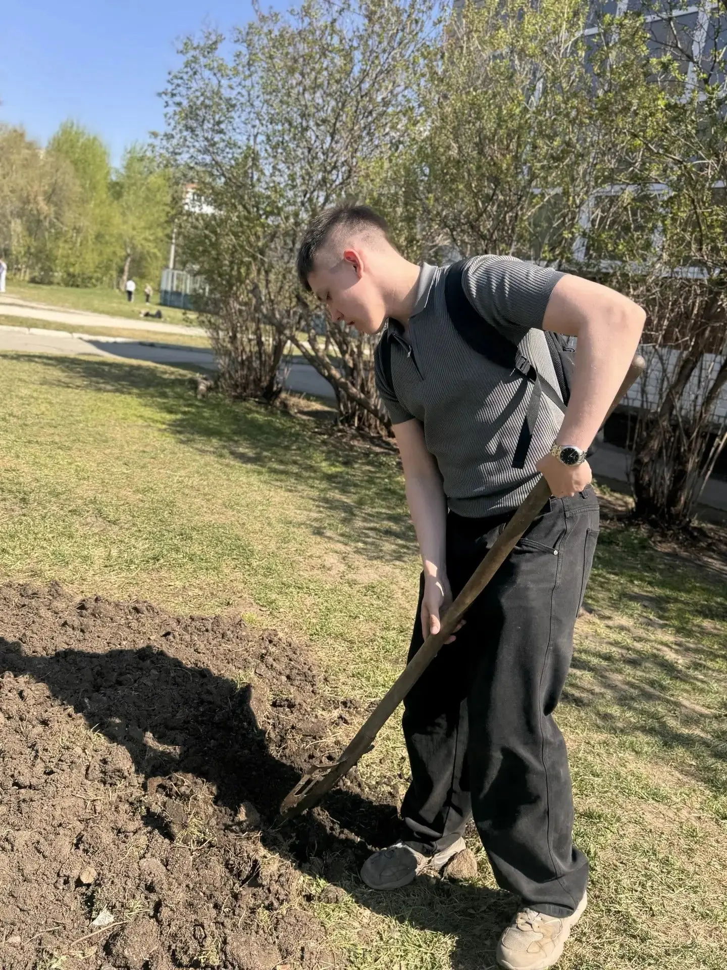 🌷 Цветы Победы: ученики украшают школьную территорию в преддверии 9 Мая! 🌷    В преддверии Дня Побед