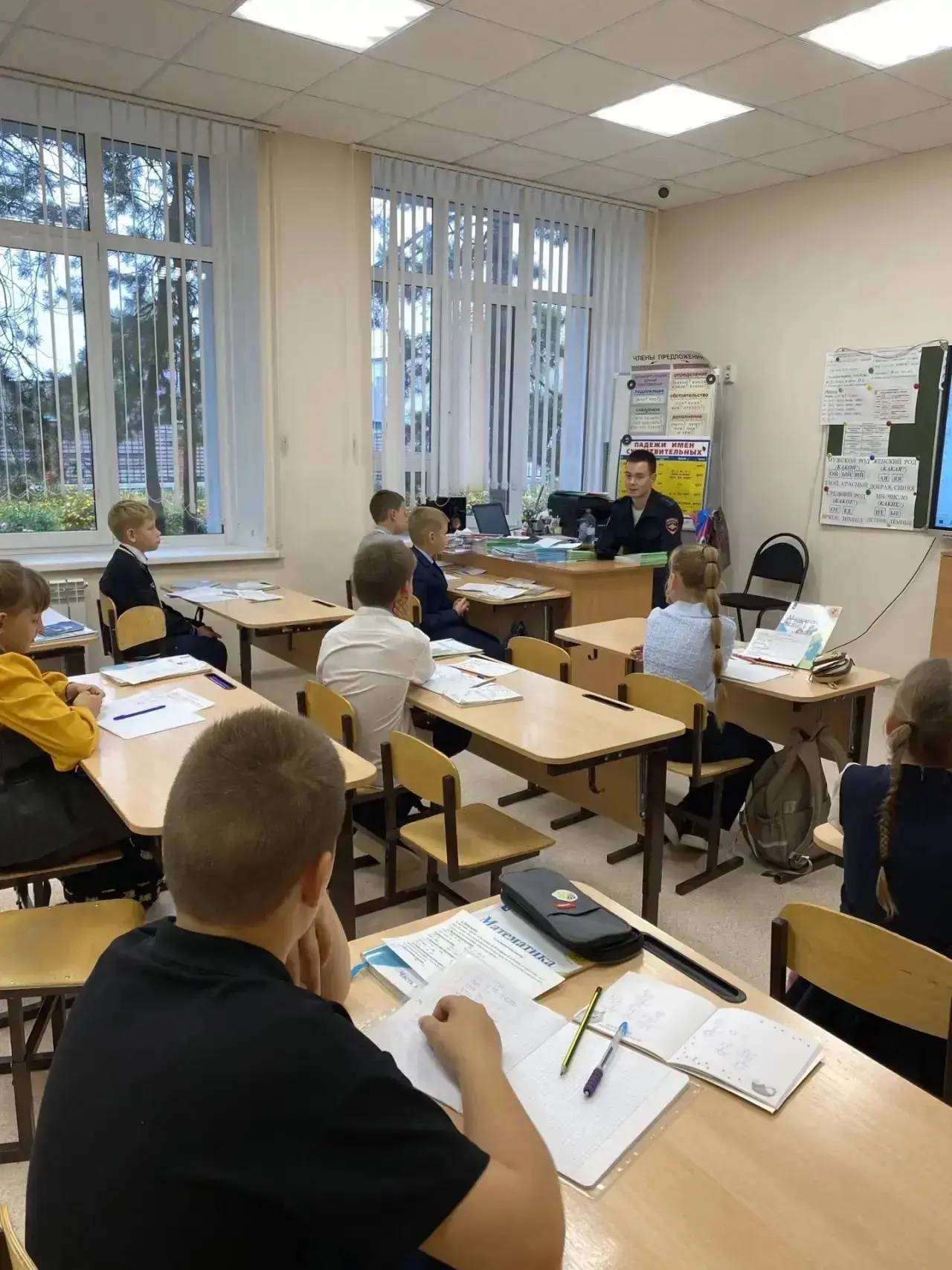 В Курманаевском районе полицейские совместно с отрядом ЮИД провели профилактическую бес...