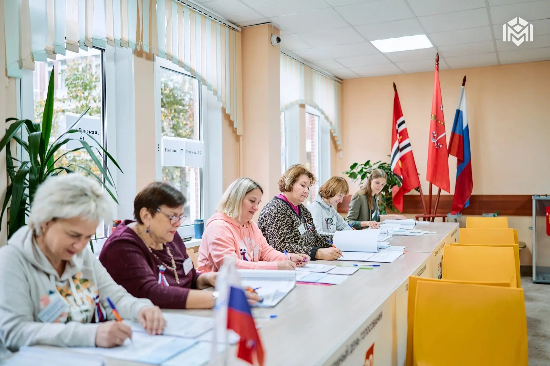Сегодня завершается голосование на выборах депутатов Госдумы РФ и Законодательного собр...