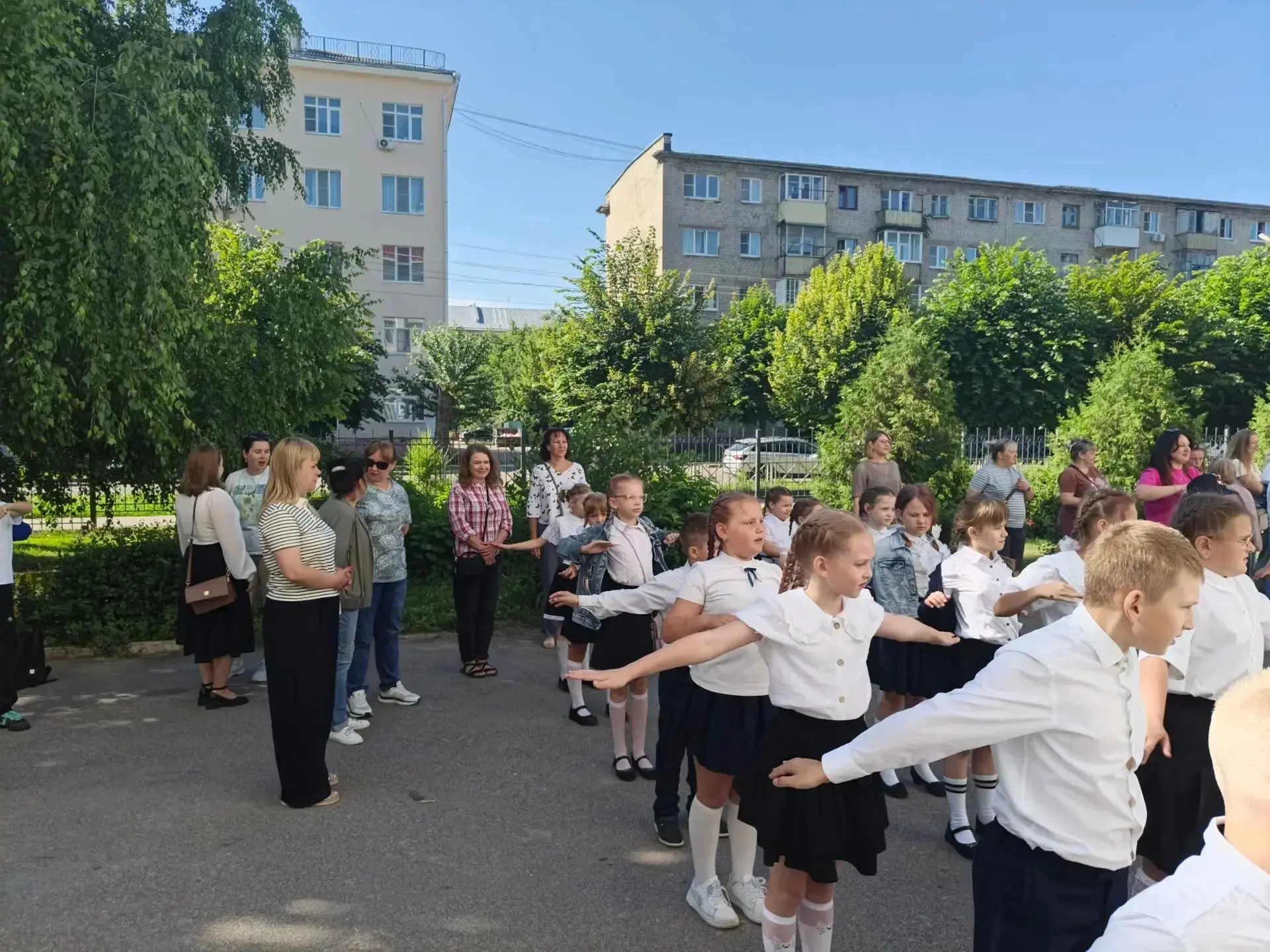 В пришкольном лагере дневного пребывания детей «Улыбка» состоялся родительский день.

Экскурсию для 