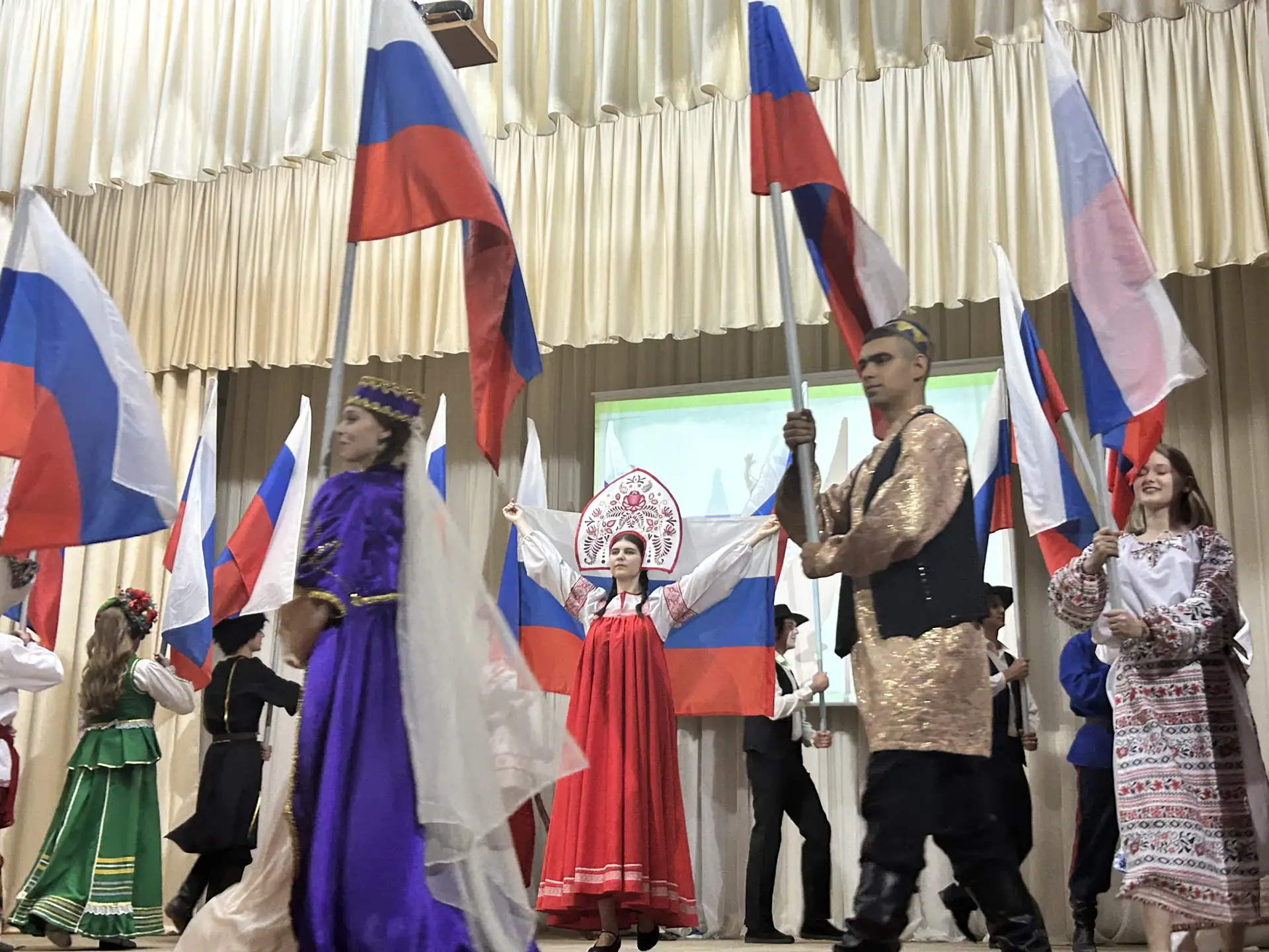10.06 в колледже прошло торжественное мероприятие, посвященное Дню России.
Ребята культурного центра