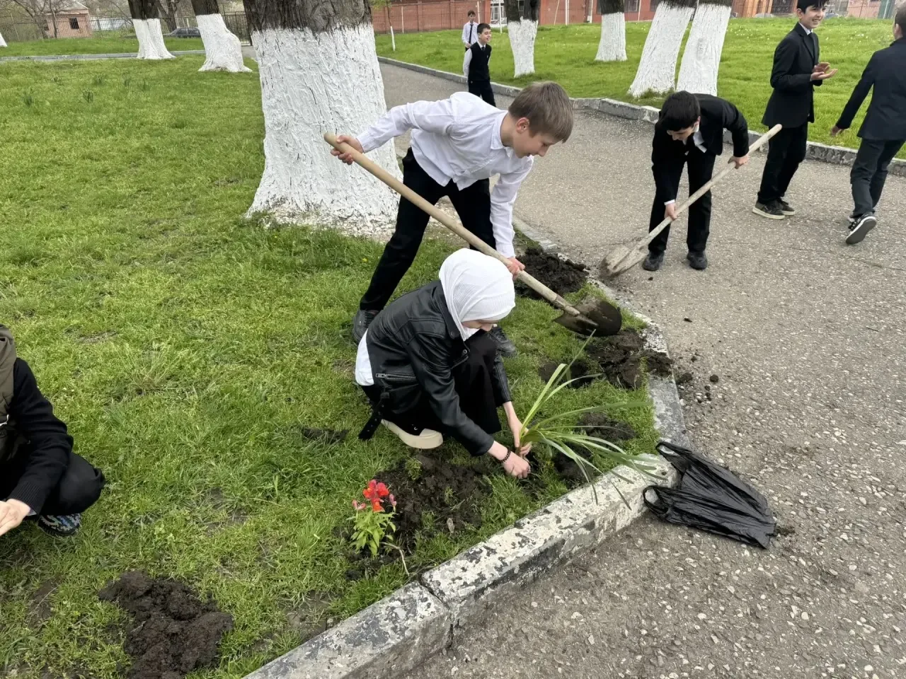 🌼 Весна — время преображений!  В МБОУ «Гой‑Чунская СОШ им. А. С. Алаудинова» прошла добрая акция «По