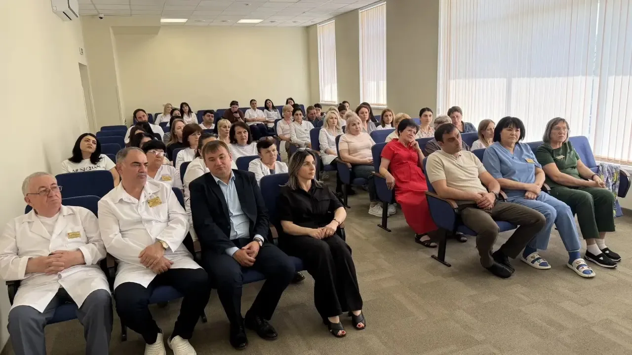 Сегодня ГБУЗ СК "Курская РБ" посетила депутат Государственной Думы Бондаренко Е.В. 
Елена Вениаминов