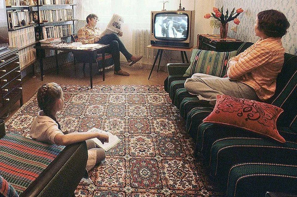 Выходной день, советская семья дома😊

СССР История Факты