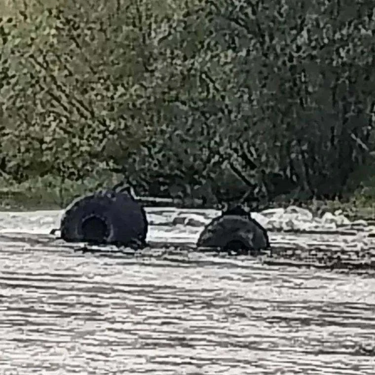 Рыбак утонул в машине в реке во время переправы