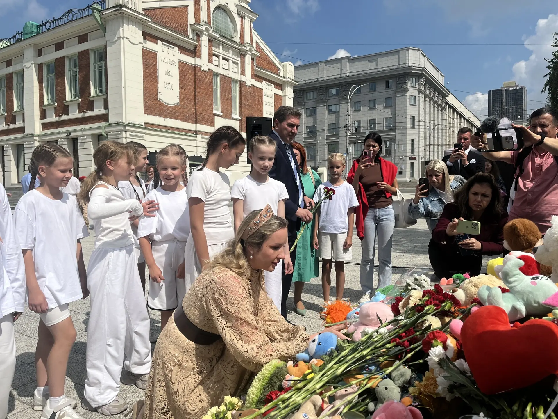 🙏 При участии Единой России в Новосибирске почтили память детей – жертв войны в Донбассе