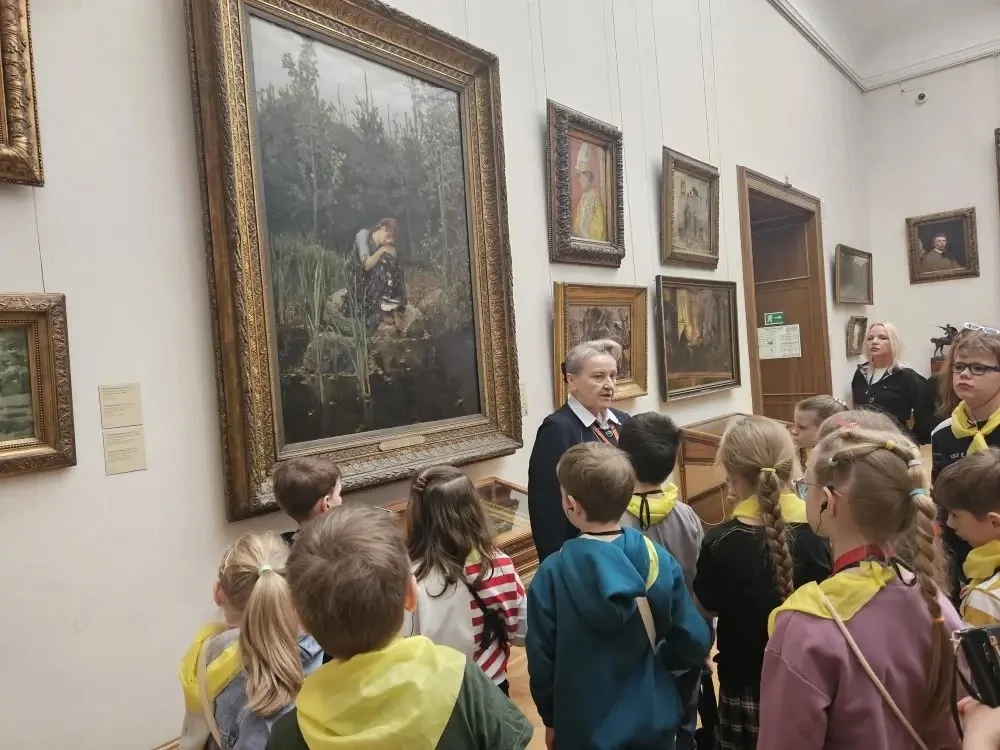 🎨 Мир сказки и мечты  🖼️ На каникулах ученики 2Б класса посетили Третьяковскую галерею. Экскурсия «М