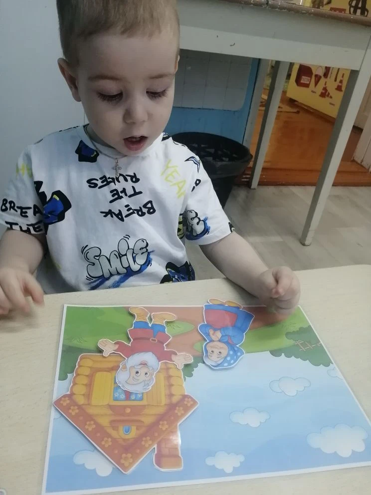 Наши малыши сегодня  с удовольствием рассказывали и показывали на планшете на липучках ...