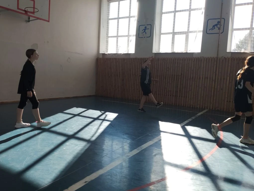 В Борках прошёл блицтурнир по волейболу ко Дню России 🏐
Играли взрослые и дети — все вместе, с азар