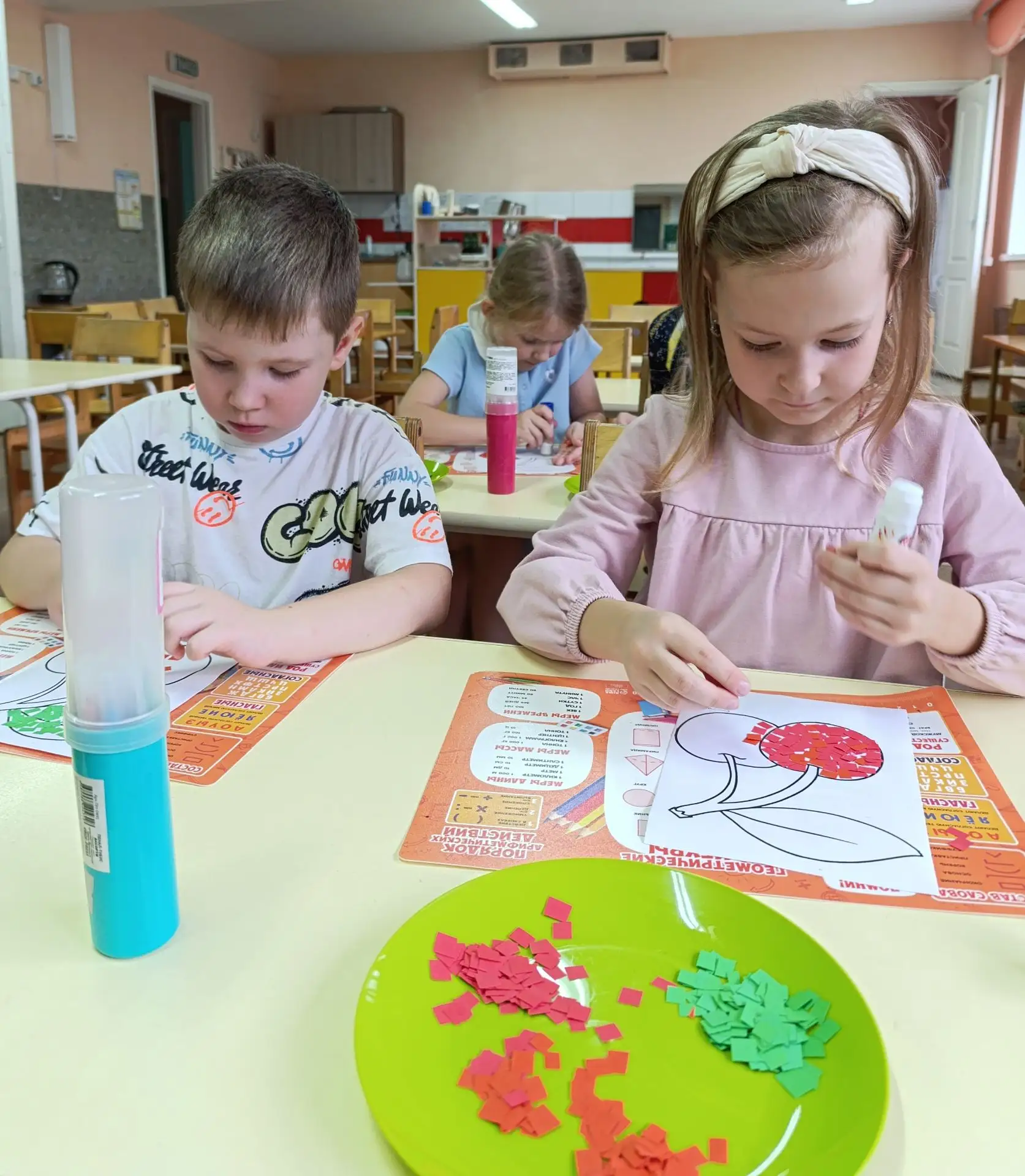 🎨 Вишнёвая мозаика руками детей! 

Сегодня в старшей группе прошло занятие в необычной технике — ап