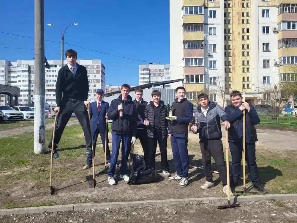Целую неделю мы наводили порядок на пришкольной территории — всё делали Своими руками! ✨🧹 Масштабный