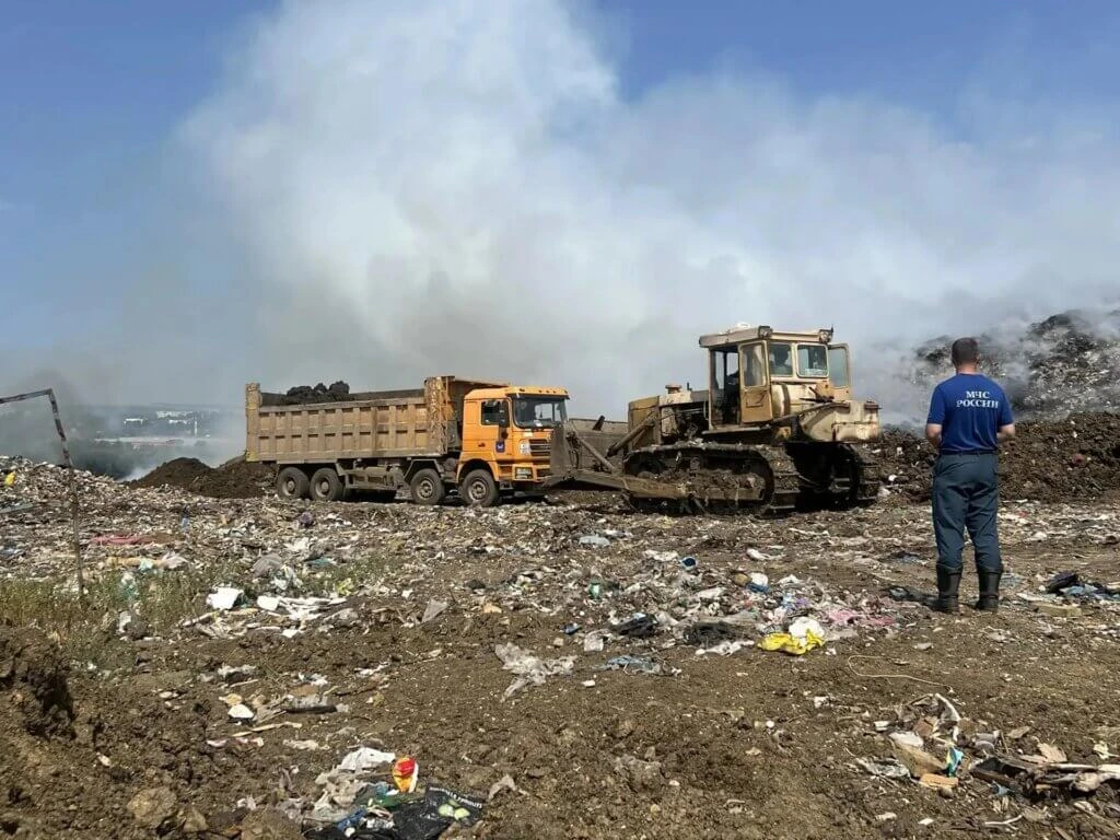 🔥 Для тушения возгорания на полигоне в Энгельсе привлечена дополнительная техника