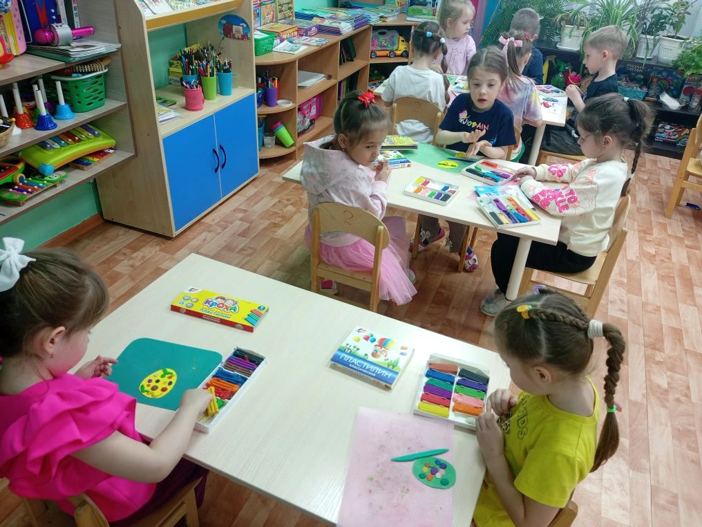🌷🥚 Сегодня в старшей группе прошла увлекательная беседа на тему "Пасха — светлый праз...