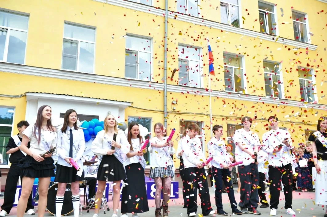🔔 Вот и прозвенел последний звонок для выпускников 9-х и 11-х классов!  Прозвучали в школьном дворе 