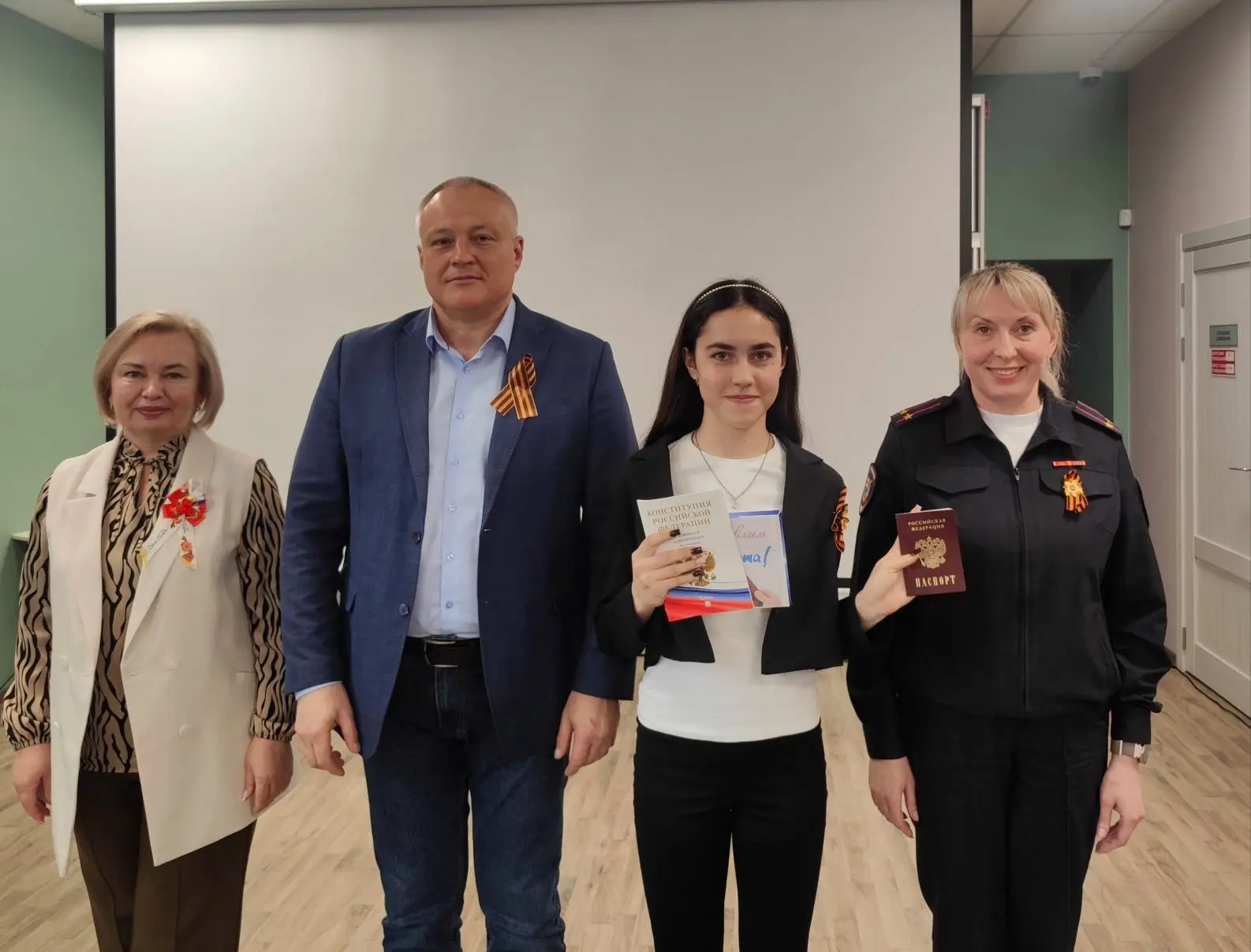 Сегодня в городской библиотеке Глава округа вручил паспорта юным жителям города ⠀  Документ в торжес