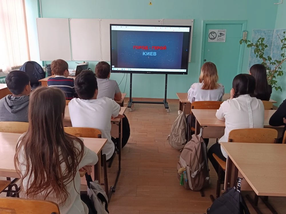 🇷🇺 "КИНО ПОБЕДЫ" - смотрим кино о городах героях.  В рамках марафона «Наследники Победы» в нашей шко