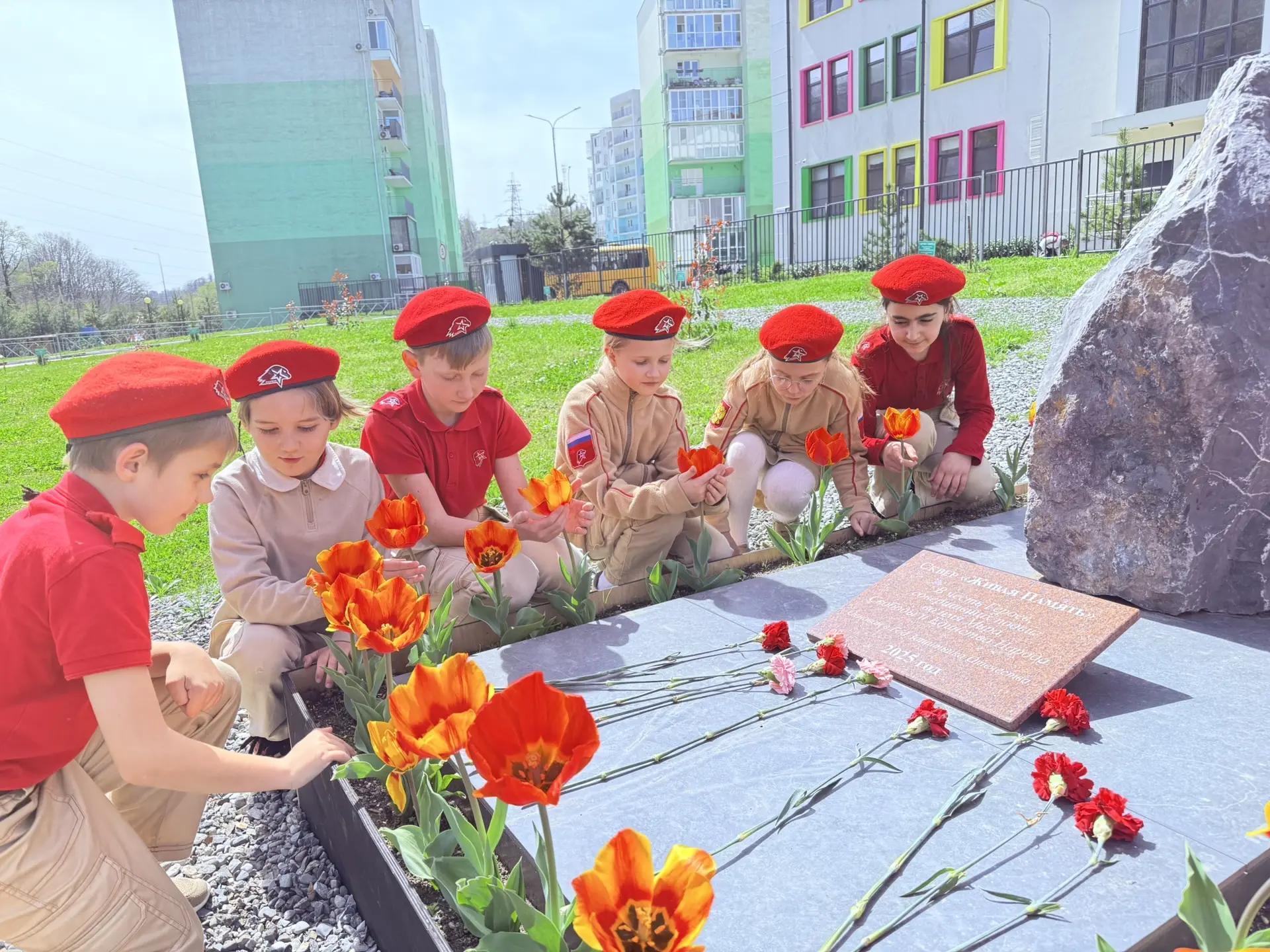 🌷 «Тюльпан Победы»: память, которая расцветает!🌷  Сквер «Живая память» словно зазвучал по-новому…  Т