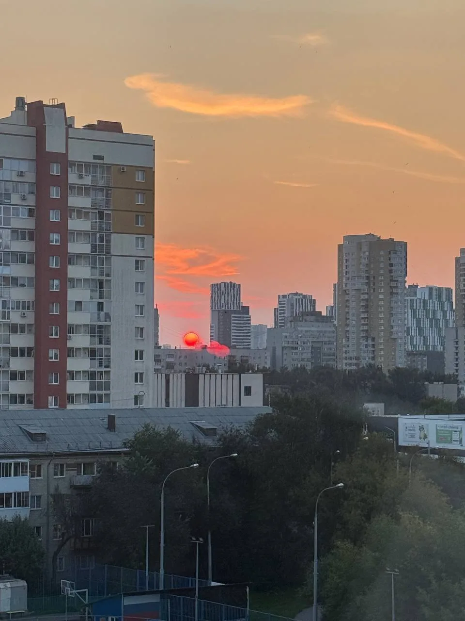 Красивое красное солнце на ЖБИ
