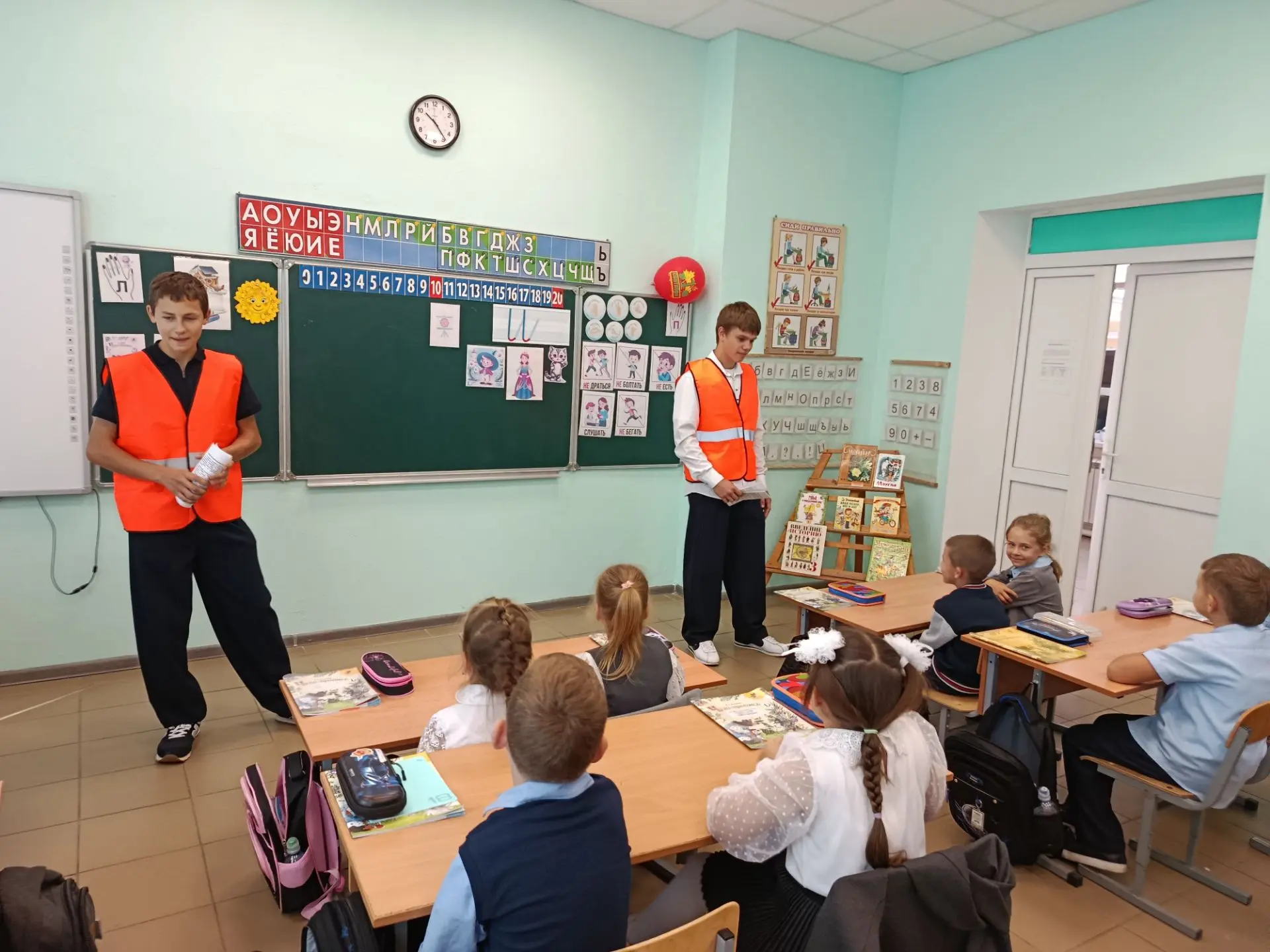 🚦 Полезный подарок для первоклассников!