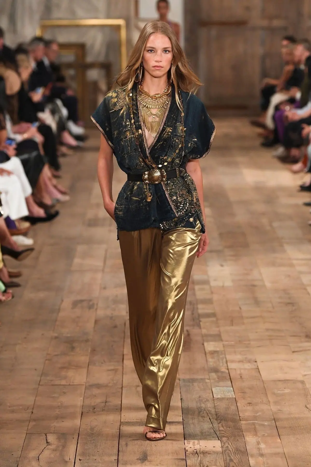 Золотой цвет—  тренд сезона. Носите его в аксессуарах (сумка, обувь), а не total look, ...